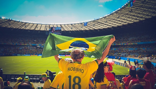 Capa do podcast 'Histórias do Brasil', mostrando a bandeira brasileira em um microfone.