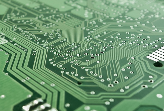 Capa do podcast 'Tecnologia e Inovação', mostrando um circuito eletrônico estilizado.