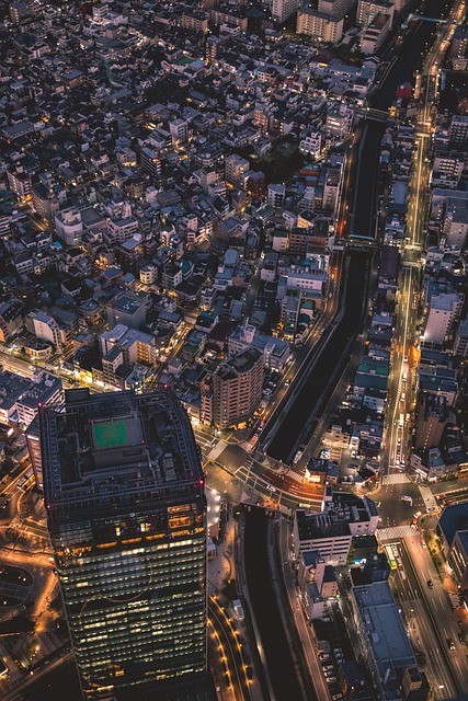 Imagem ilustrativa do podcast 'Cidades Criativas' mostrando uma vista aérea de uma cidade vibrante.