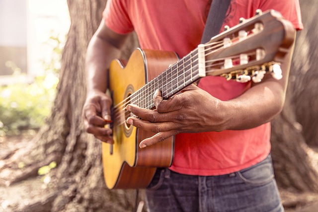 Imagem ilustrativa do podcast 'Mestres da Música' mostrando um violão em um palco iluminado.