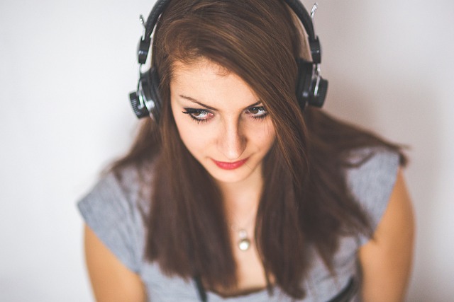 Pessoas ouvindo um podcast com fones de ouvido